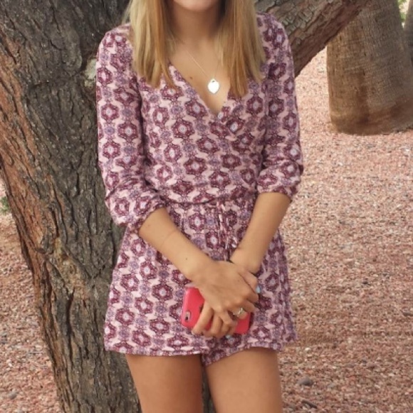 Pink Geometric Pattern Hollister Cinch Waist Romper Size XS - Picture 1 of 3